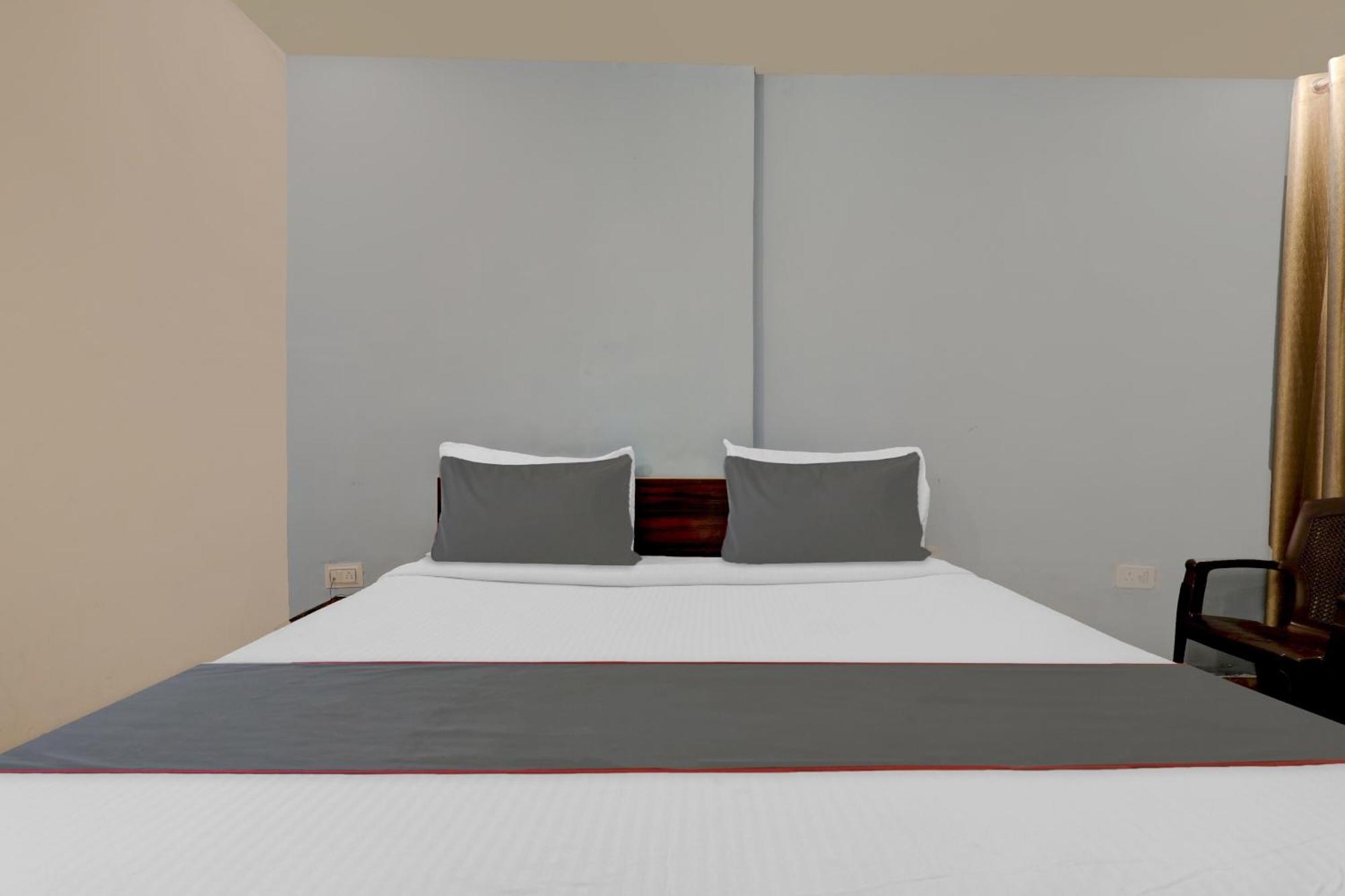 Hotel Collection O Premier Near Hazratganj Lucknow Esterno foto