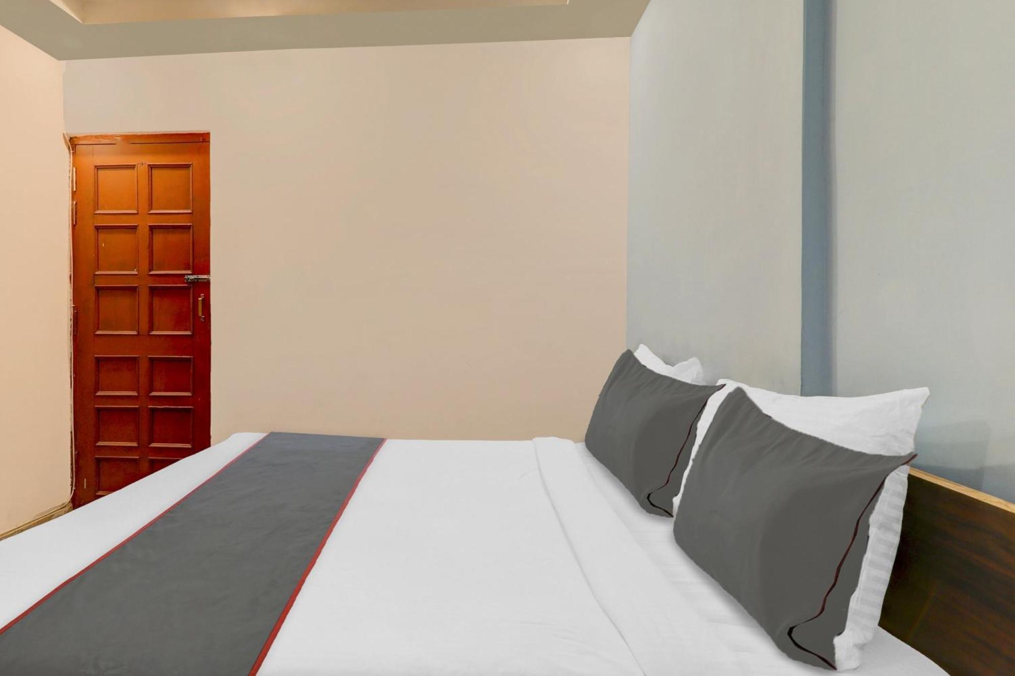 Hotel Collection O Premier Near Hazratganj Lucknow Esterno foto