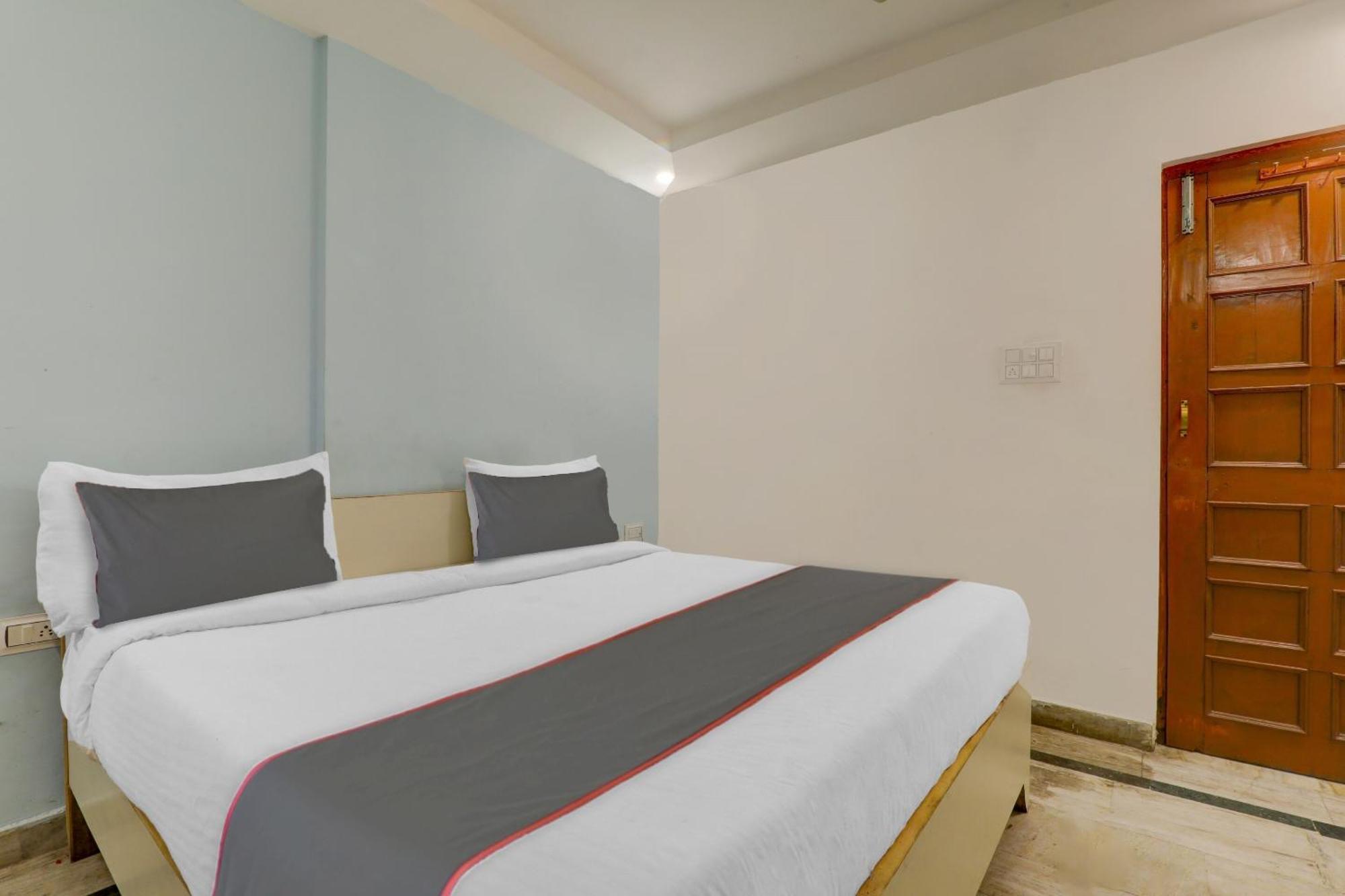 Hotel Collection O Premier Near Hazratganj Lucknow Esterno foto