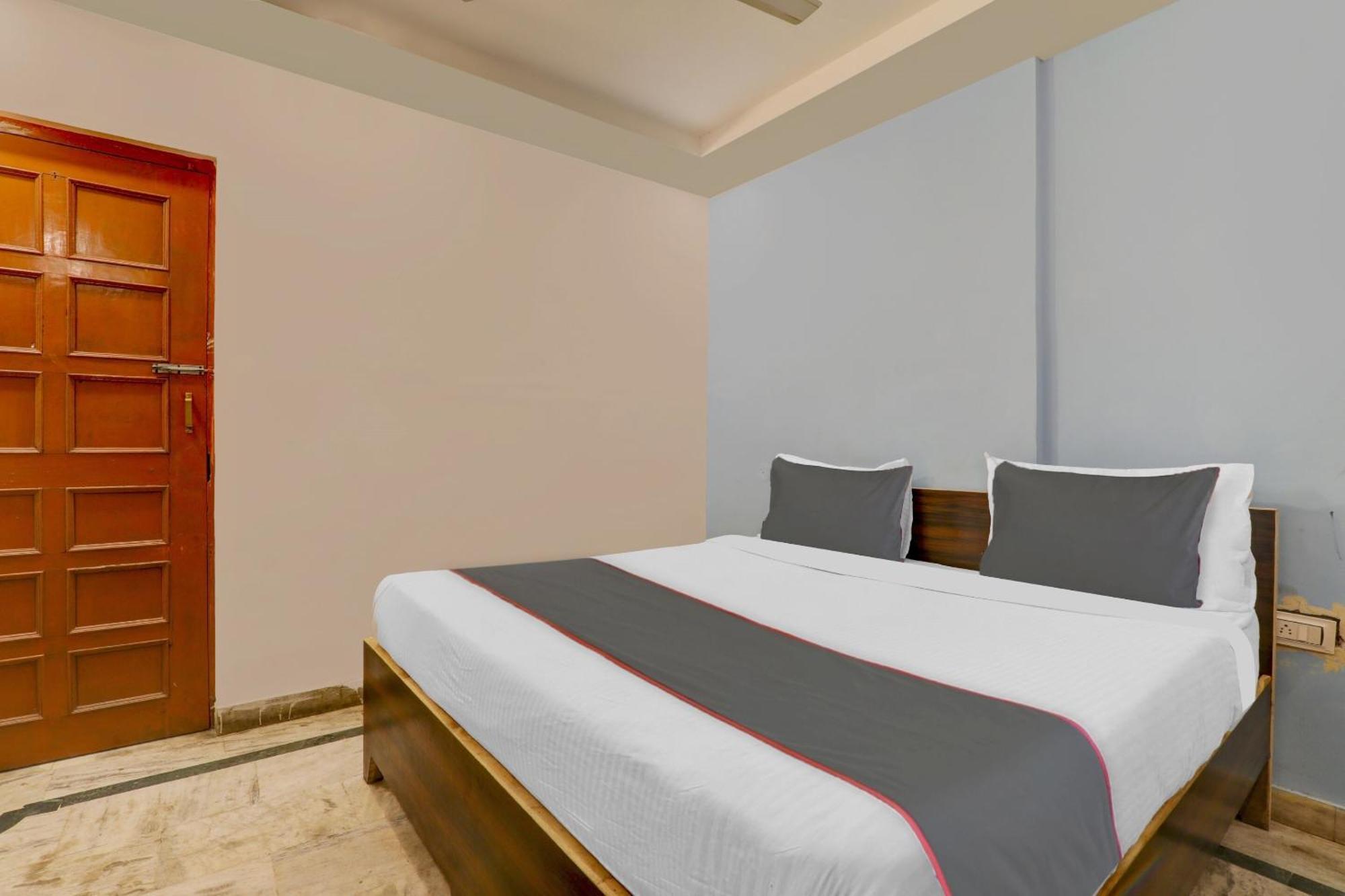 Hotel Collection O Premier Near Hazratganj Lucknow Esterno foto