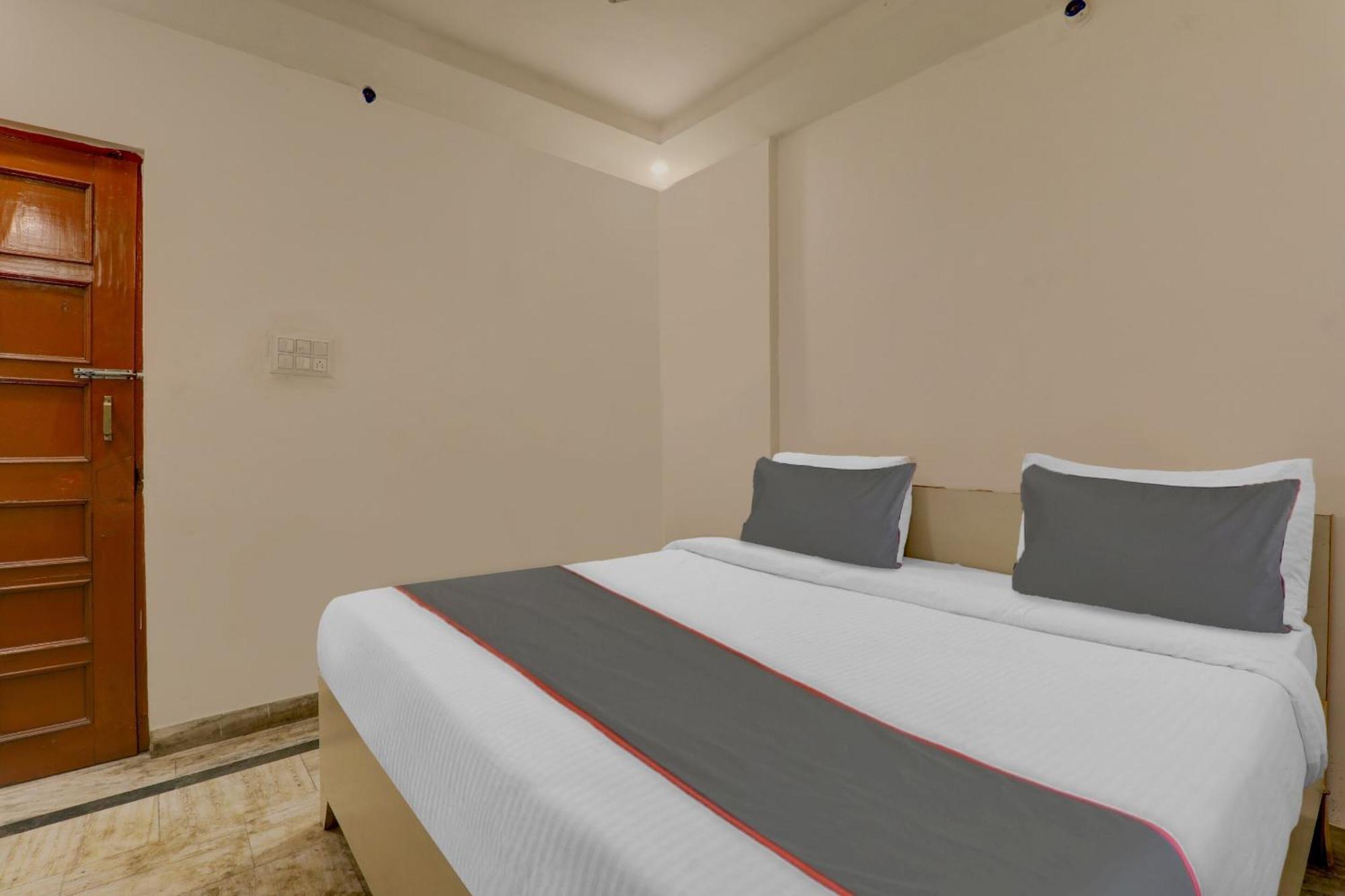 Hotel Collection O Premier Near Hazratganj Lucknow Esterno foto