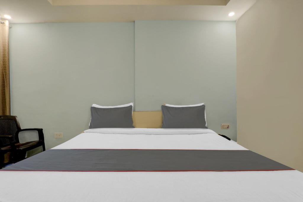 Hotel Collection O Premier Near Hazratganj Lucknow Esterno foto