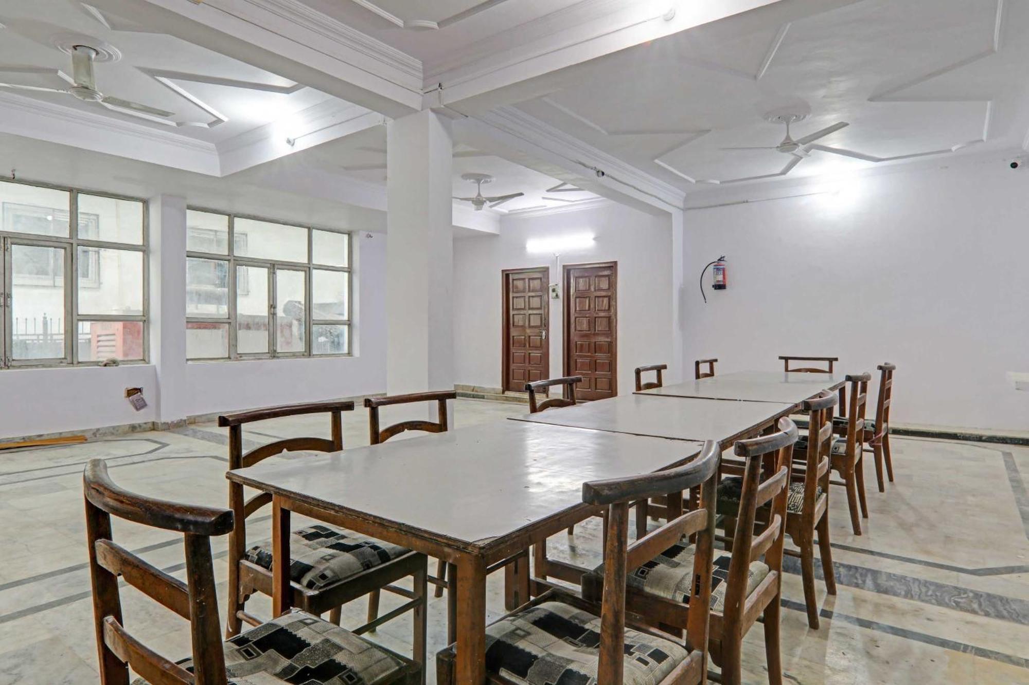 Hotel Collection O Premier Near Hazratganj Lucknow Esterno foto