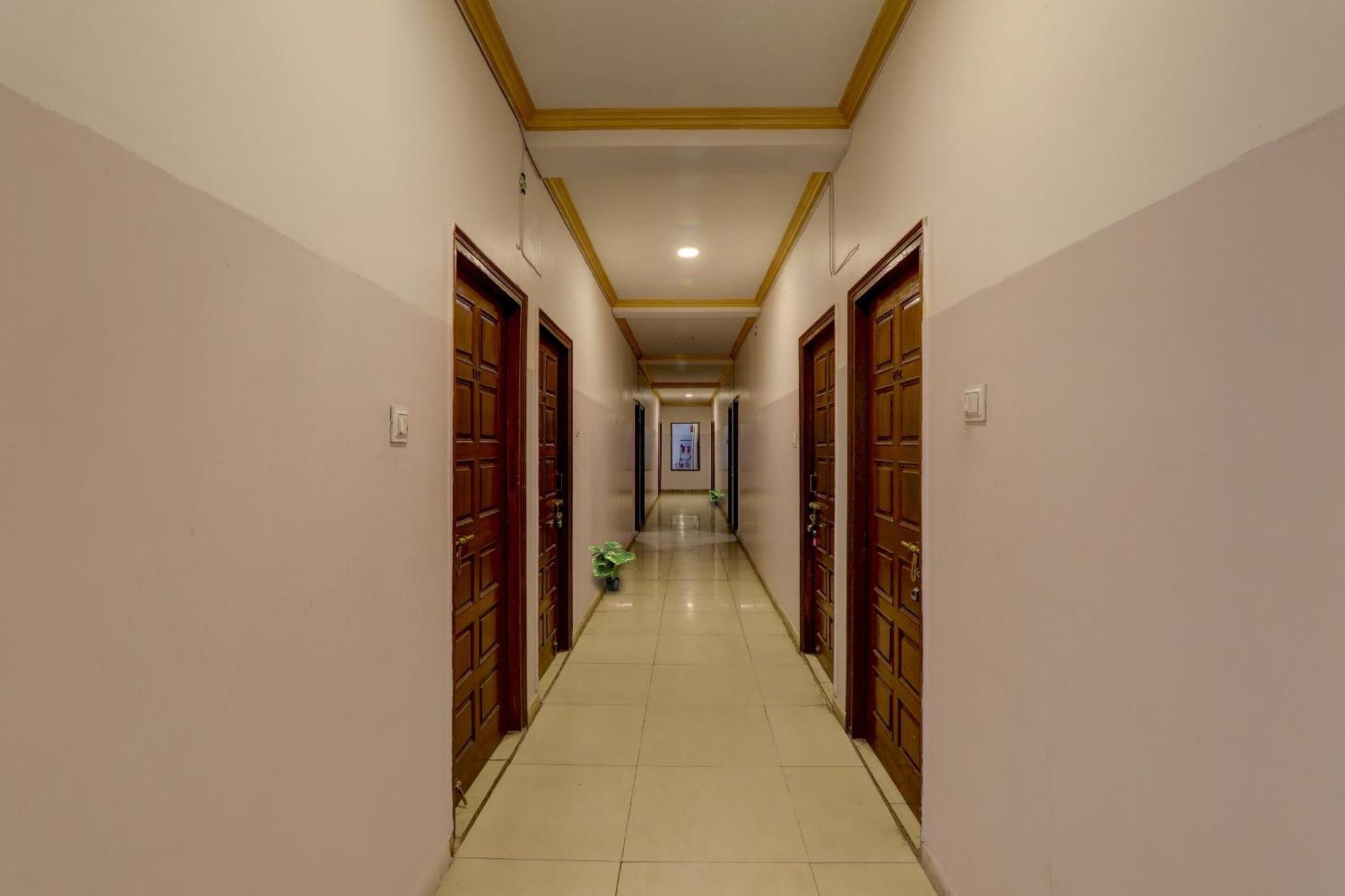 Hotel Collection O Premier Near Hazratganj Lucknow Esterno foto
