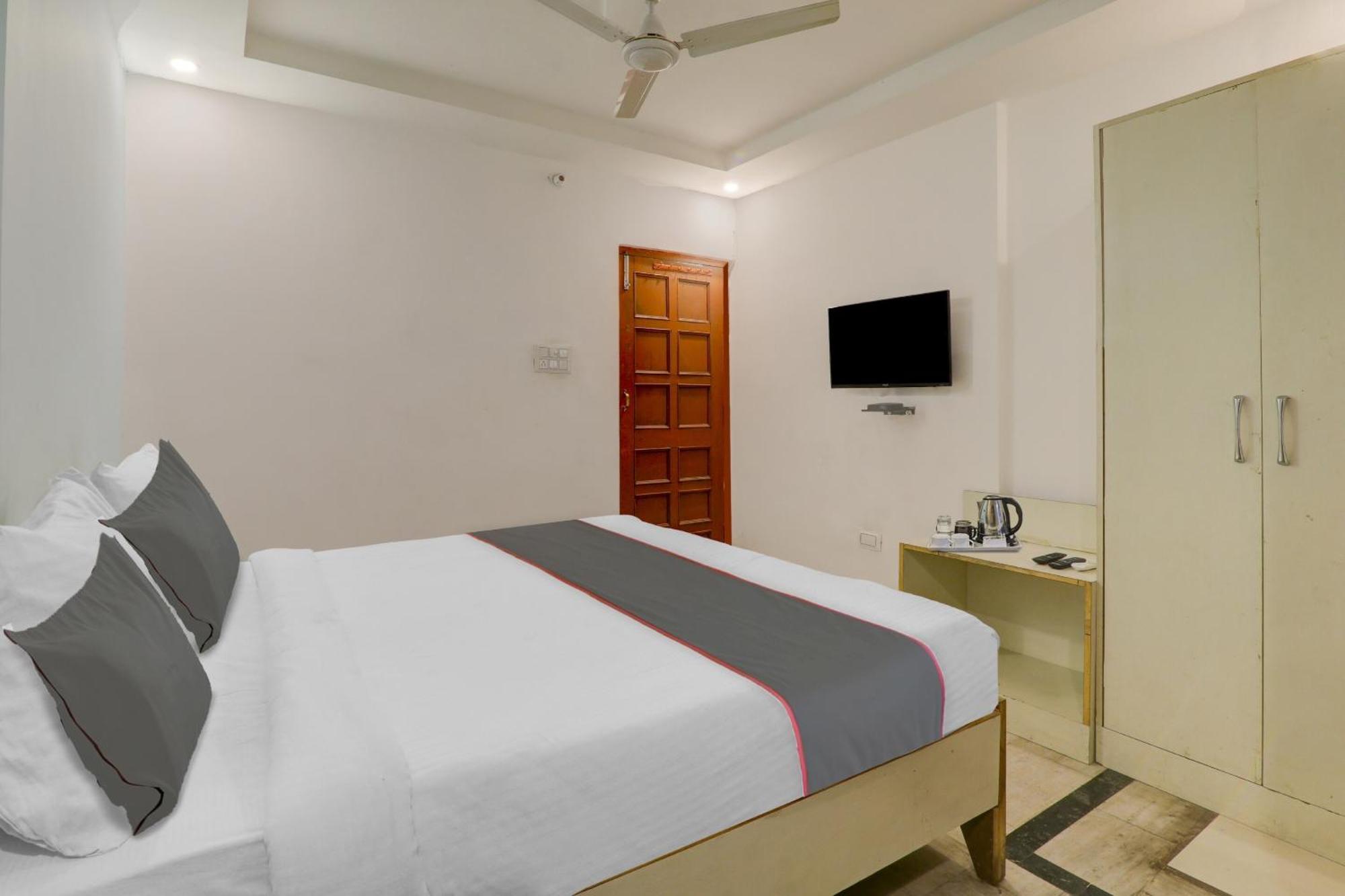 Hotel Collection O Premier Near Hazratganj Lucknow Esterno foto