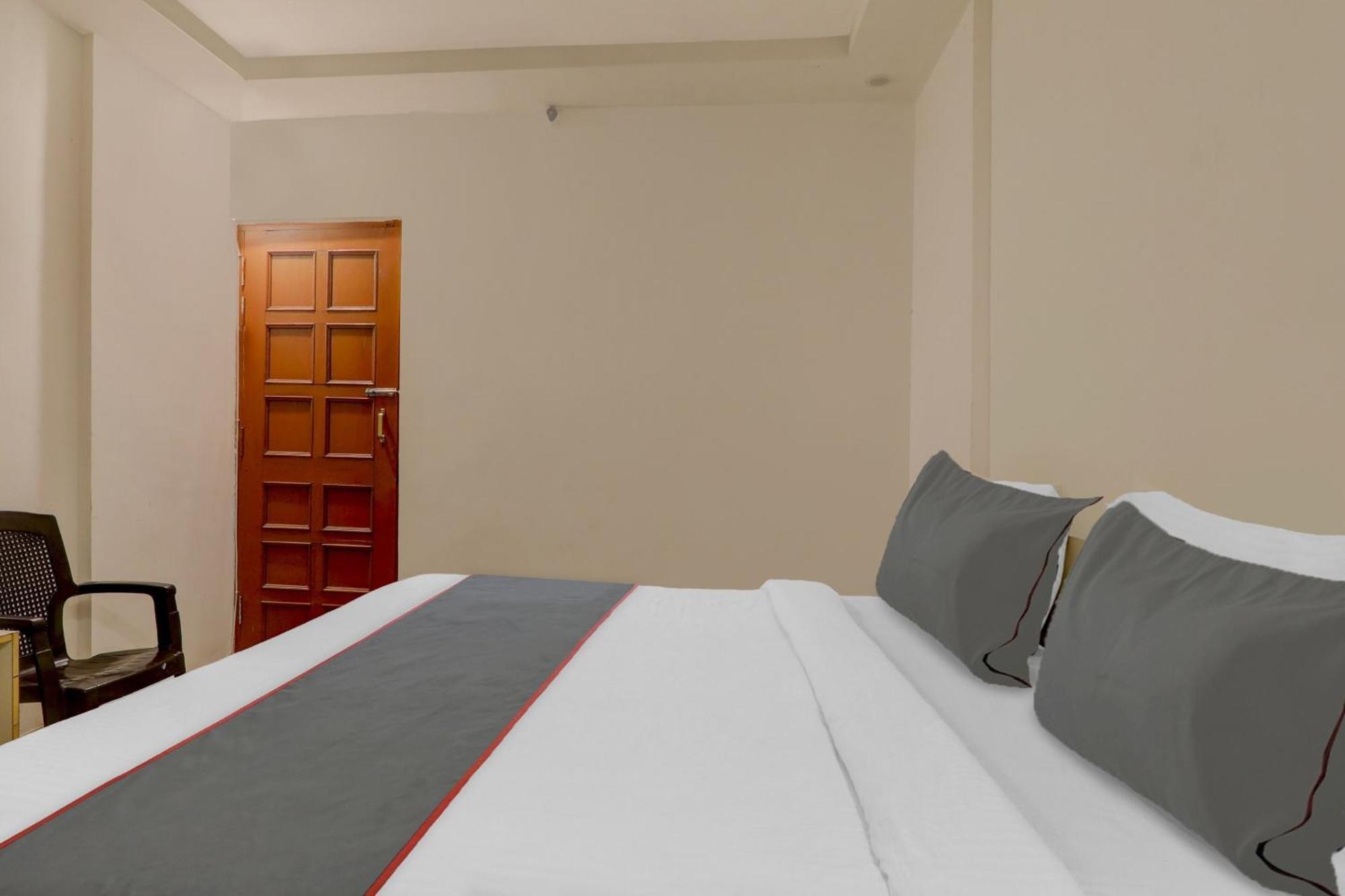 Hotel Collection O Premier Near Hazratganj Lucknow Esterno foto
