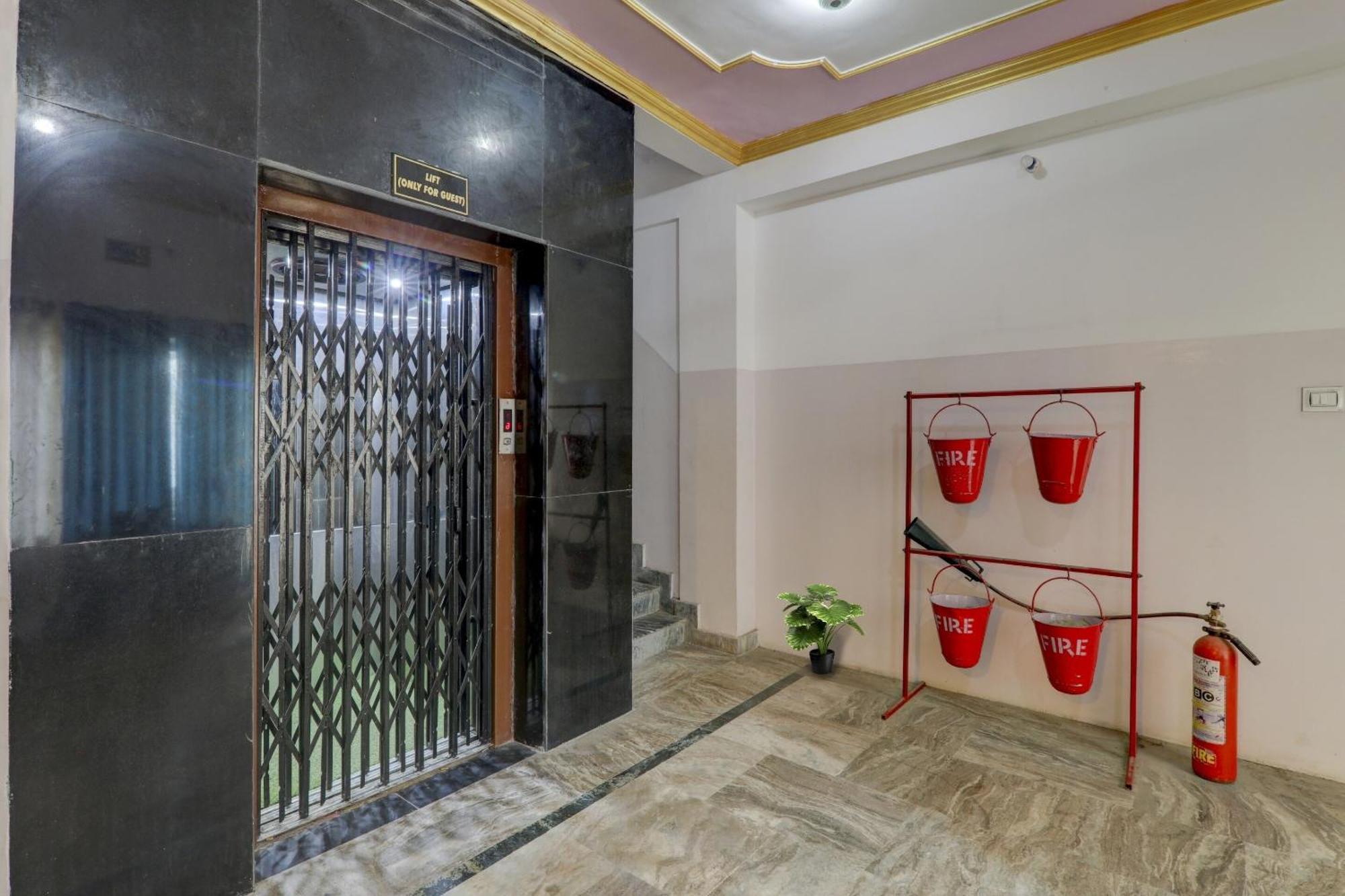 Hotel Collection O Premier Near Hazratganj Lucknow Esterno foto