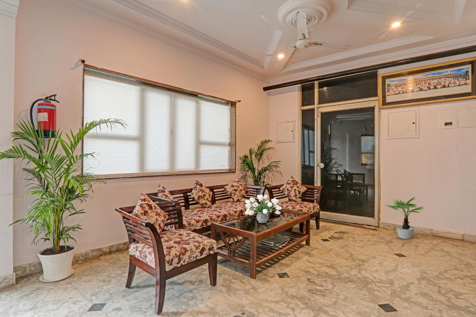 Hotel Collection O Premier Near Hazratganj Lucknow Esterno foto